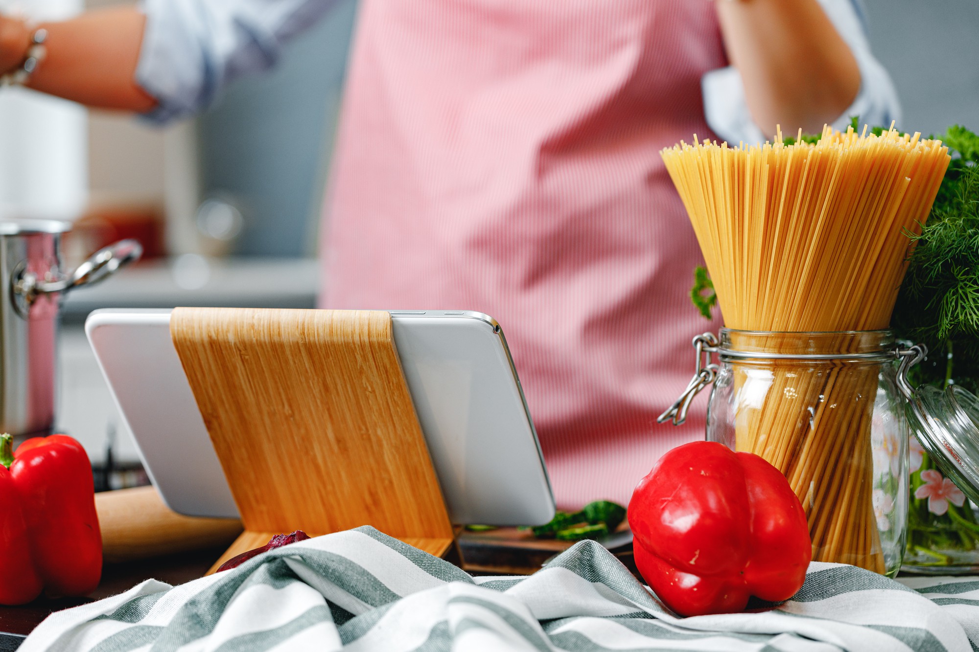 Laboratorio di cucina con attrezzature e ingredienti freschi