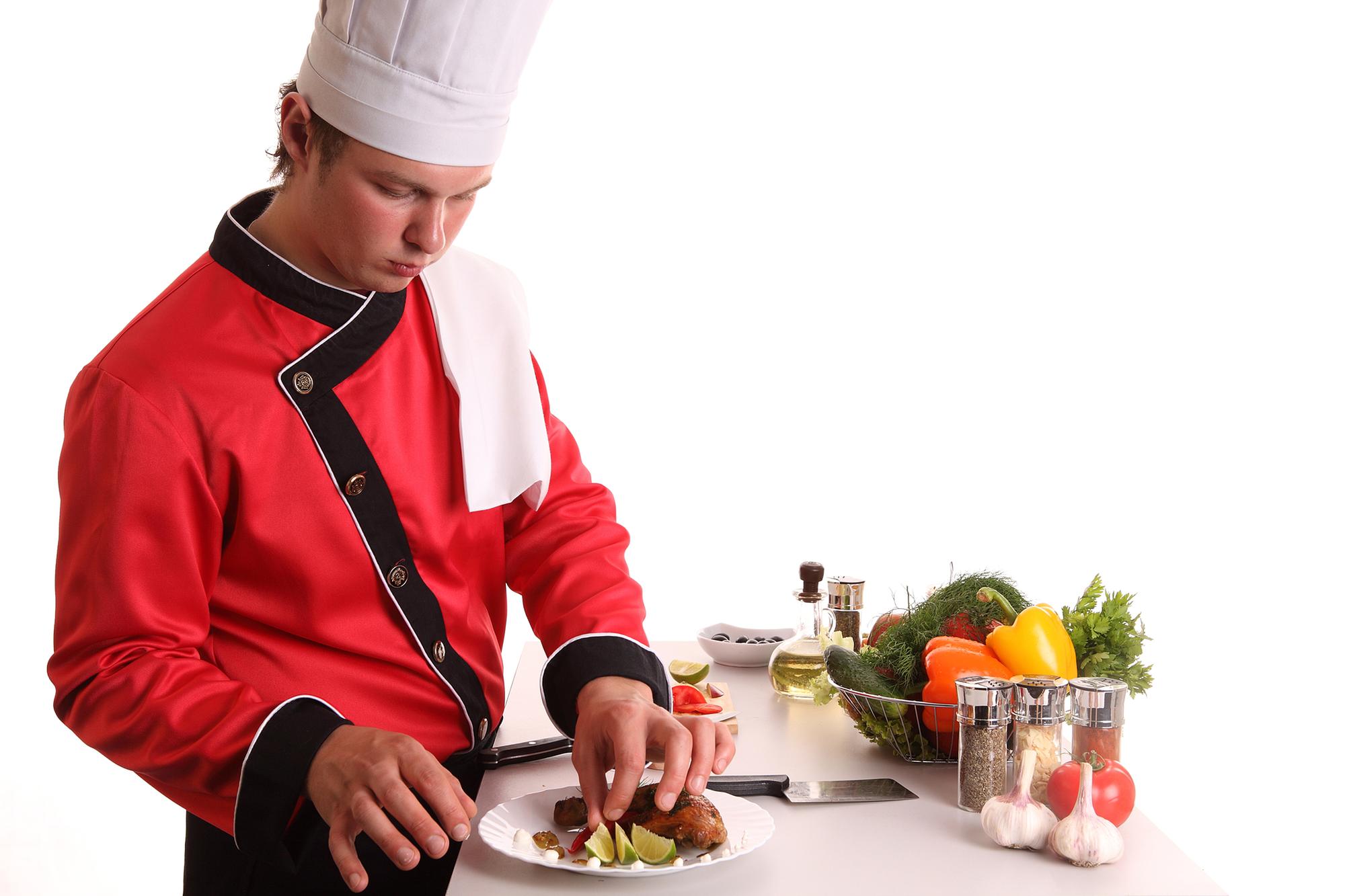 Chef insegna taglio e impiattamento durante corso online
