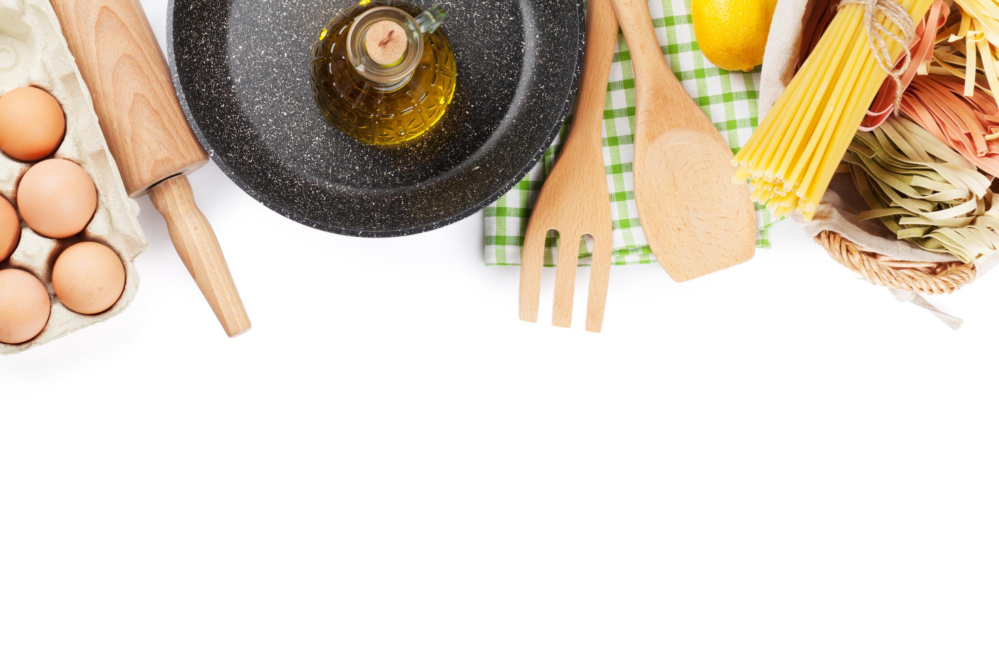 Tavolo con ingredienti e strumenti di cucina
